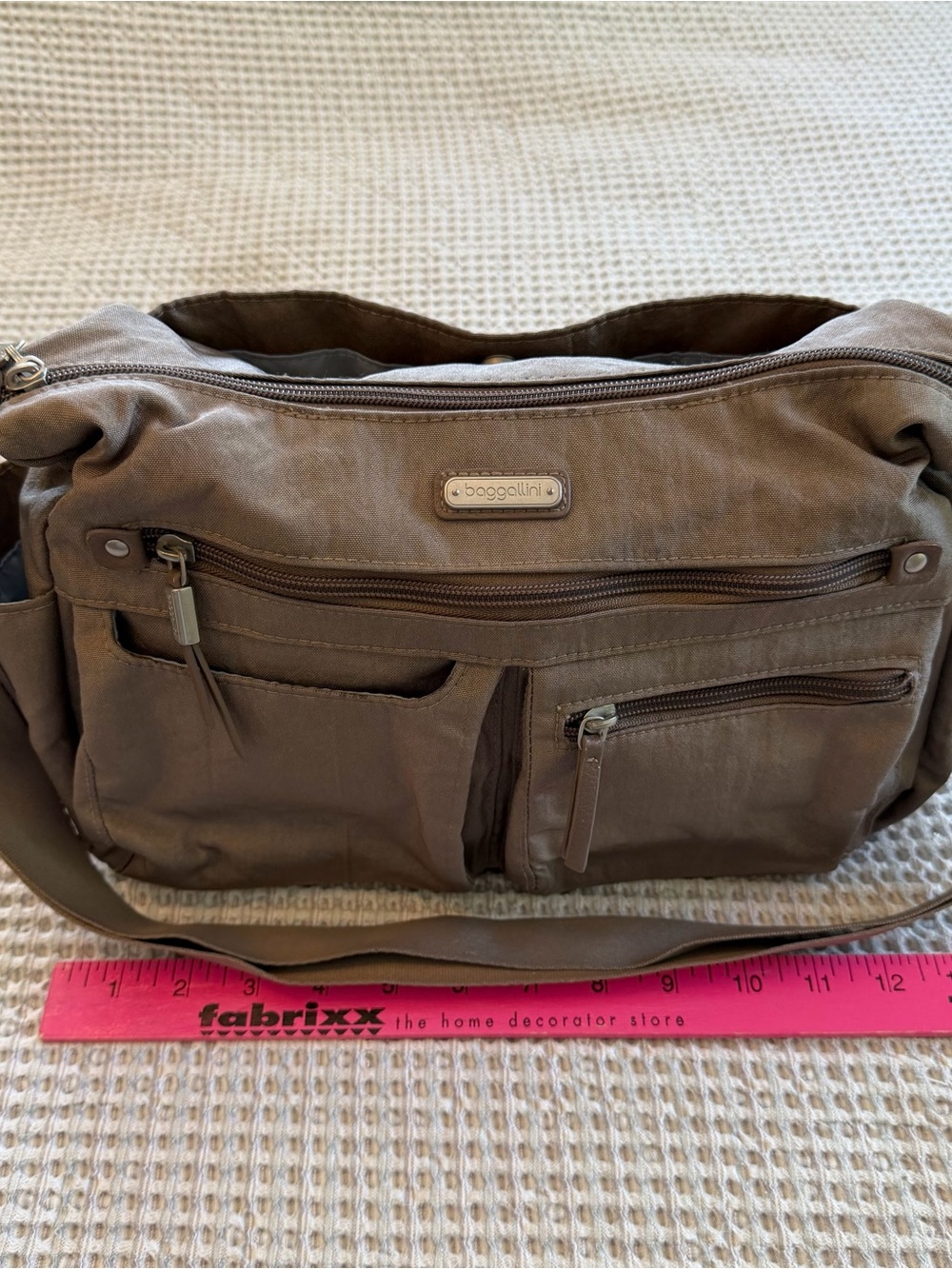 Baggallini ANYWHERE in portobello color Multi-Pocket Messenger Crossbody